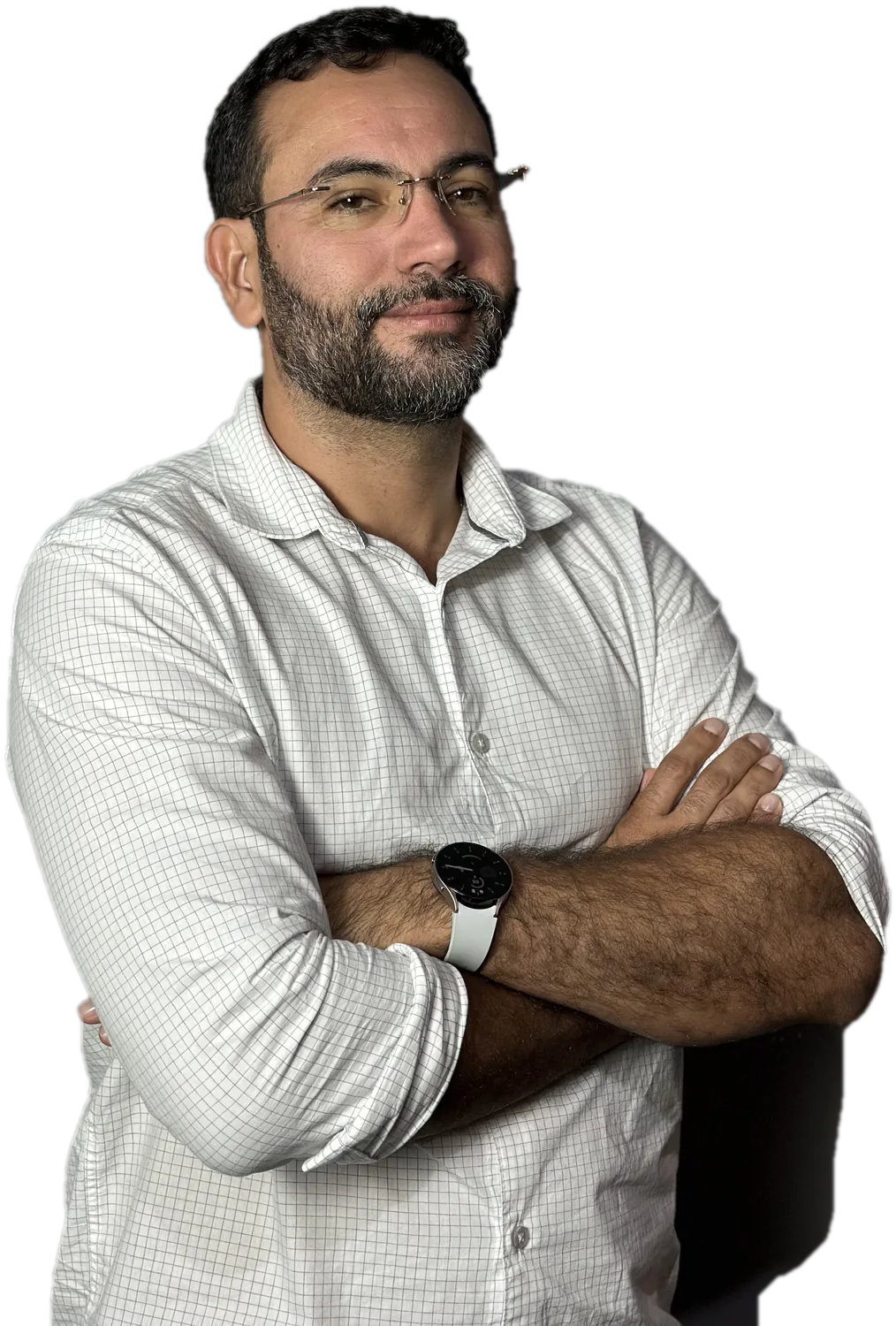 Dr. Raul Tavares, fisioterapeuta e quiropraxista, de braços cruzados